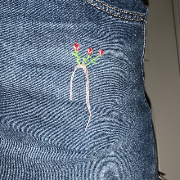 Flower embroidered denim skirt - Picture 2 of 4